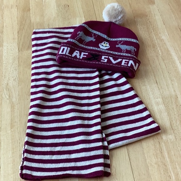 American Eagle Outfitters scarf & Disney (Olaf & Sven) hat! - Picture 1 of 6